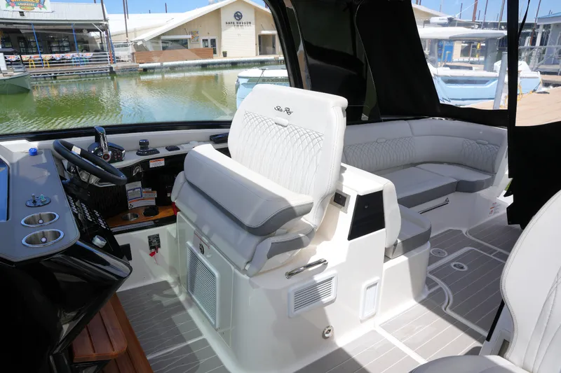 Slide: The Image of Sea Ray 370 SUNDANCER 2024 - 21
