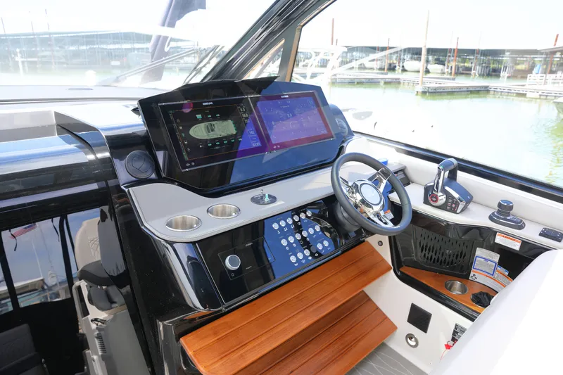 Slide: The Image of Sea Ray 370 SUNDANCER 2024 - 22