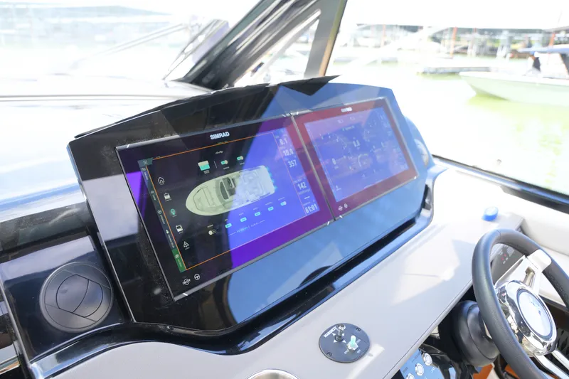 Slide: The Image of Sea Ray 370 SUNDANCER 2024 - 23