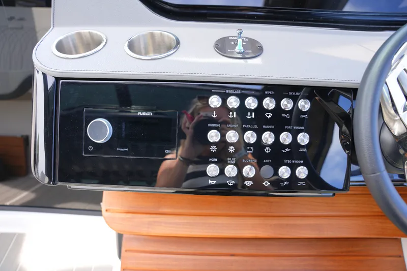 Slide: The Image of Sea Ray 370 SUNDANCER 2024 - 24
