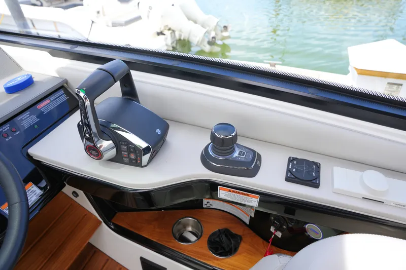 Slide: The Image of Sea Ray 370 SUNDANCER 2024 - 26