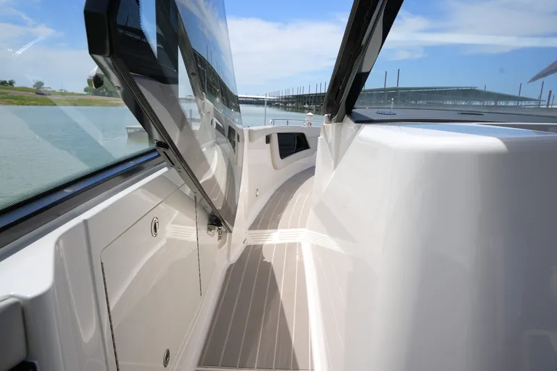 Slide: The Image of Sea Ray 370 SUNDANCER 2024 - 27