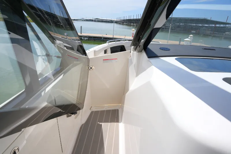 Slide: The Image of Sea Ray 370 SUNDANCER 2024 - 28