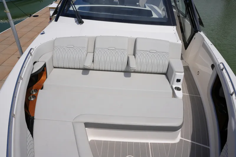 Slide: The Image of Sea Ray 370 SUNDANCER 2024 - 29