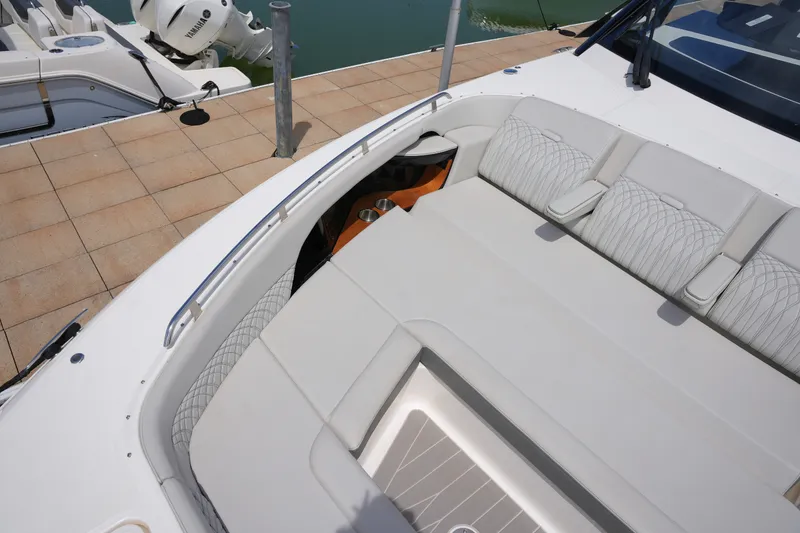 Slide: The Image of Sea Ray 370 SUNDANCER 2024 - 30