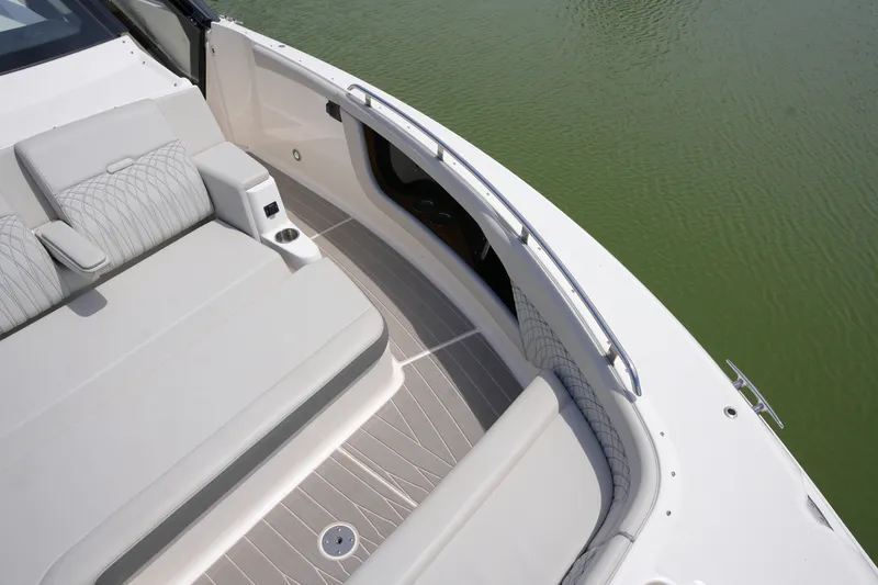 Slide: The Image of Sea Ray 370 SUNDANCER 2024 - 31