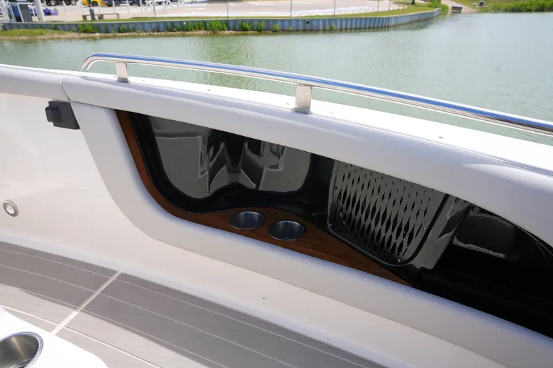 Slide: The Image of Sea Ray 370 SUNDANCER 2024 - 32