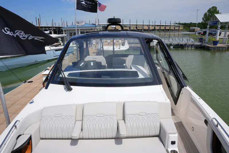 Slide: The Image of Sea Ray 370 SUNDANCER 2024 - 36