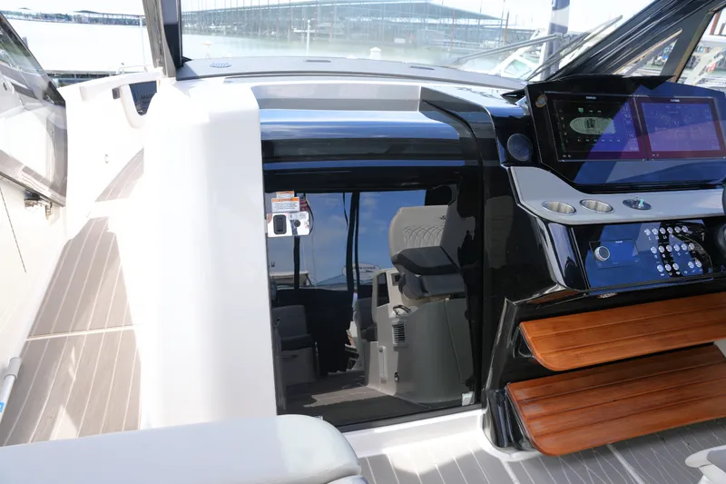 Slide: The Image of Sea Ray 370 SUNDANCER 2024 - 37