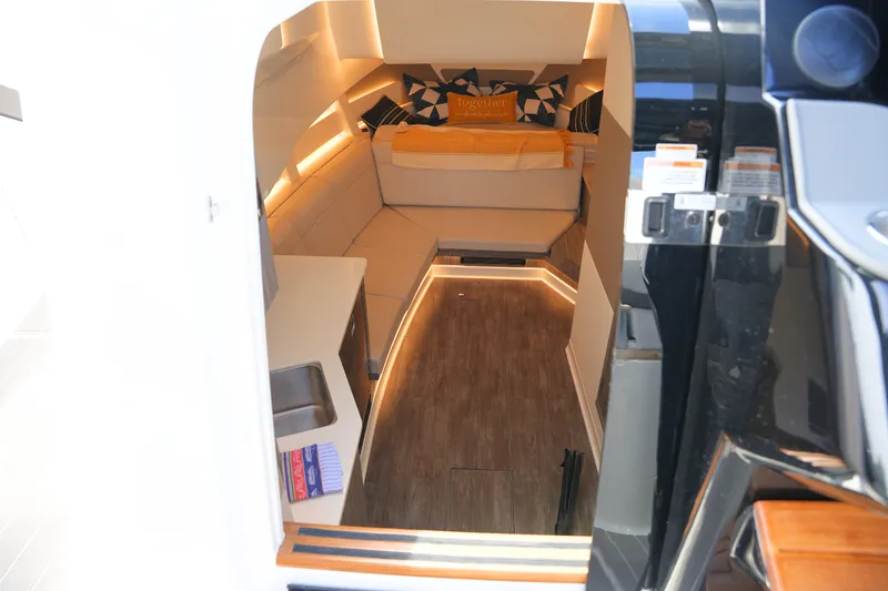 Slide: The Image of Sea Ray 370 SUNDANCER 2024 - 38