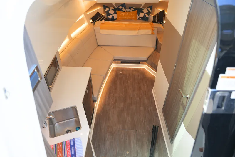 Slide: The Image of Sea Ray 370 SUNDANCER 2024 - 39