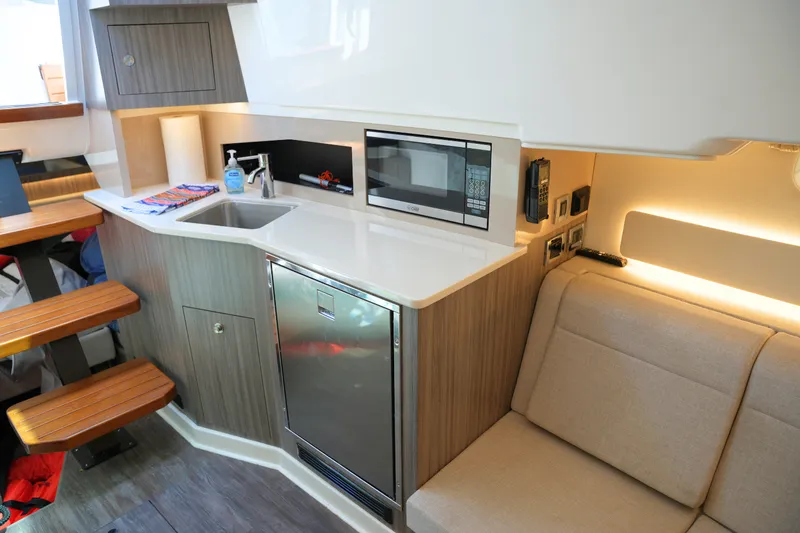 Slide: The Image of Sea Ray 370 SUNDANCER 2024 - 44