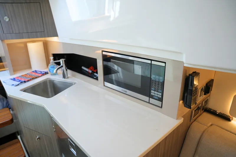 Slide: The Image of Sea Ray 370 SUNDANCER 2024 - 45
