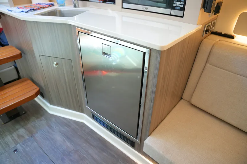 Slide: The Image of Sea Ray 370 SUNDANCER 2024 - 46