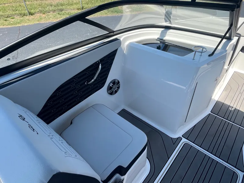 Slide: The Image of Sea Ray 21 SPX 2024 - 17