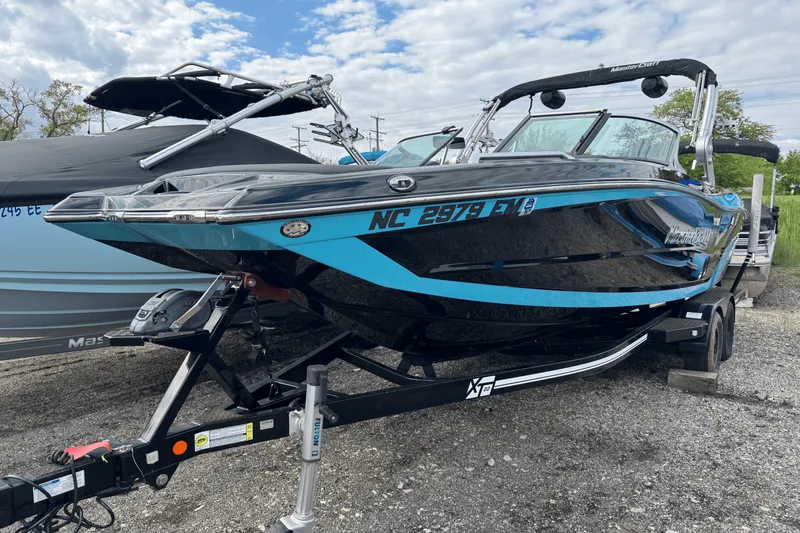 Slide: The Image of Mastercraft XT22 2018 - 2