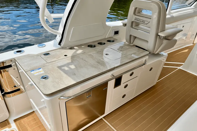 Slide: The Image of Boston Whaler 380 REALM 2022 - 10