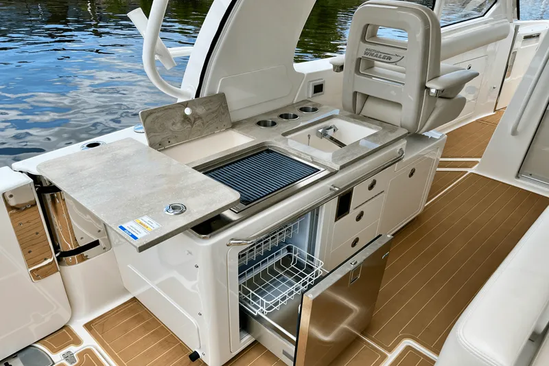 Slide: The Image of Boston Whaler 380 REALM 2022 - 11