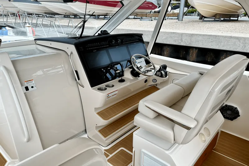 Slide: The Image of Boston Whaler 380 REALM 2022 - 12