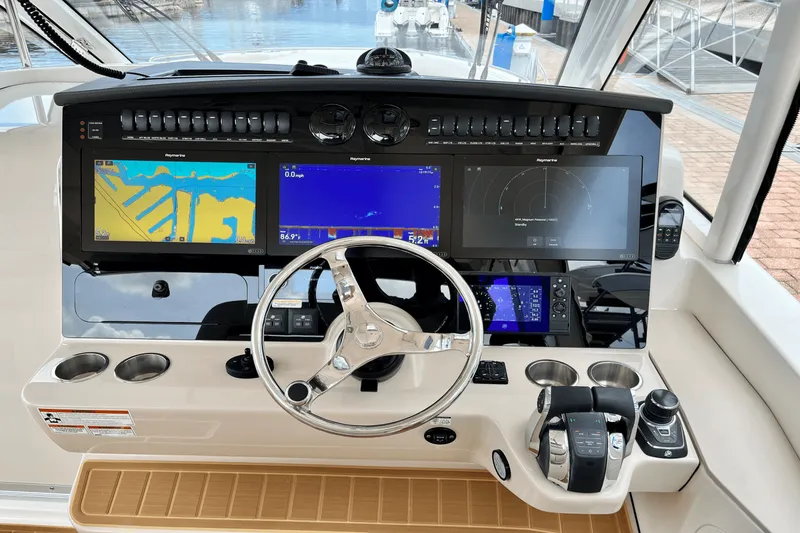 Slide: The Image of Boston Whaler 380 REALM 2022 - 13