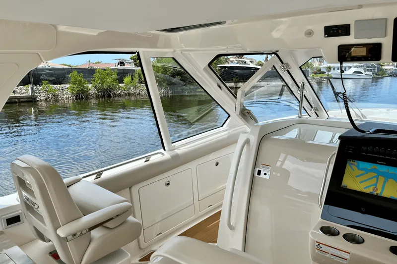 Slide: The Image of Boston Whaler 380 REALM 2022 - 14