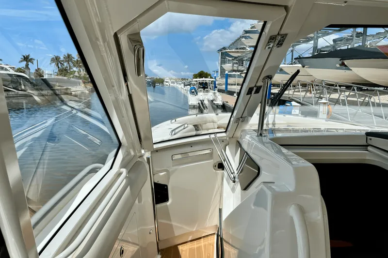 Slide: The Image of Boston Whaler 380 REALM 2022 - 16