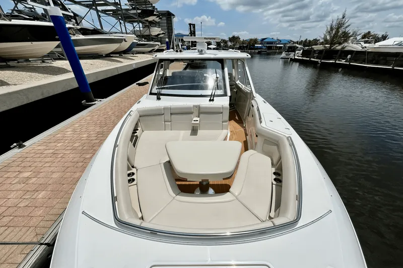 Slide: The Image of Boston Whaler 380 REALM 2022 - 20