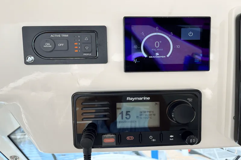 Slide: The Image of Boston Whaler 380 REALM 2022 - 27