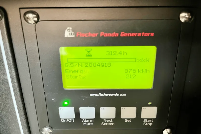 Slide: The Image of Boston Whaler 380 REALM 2022 - 28