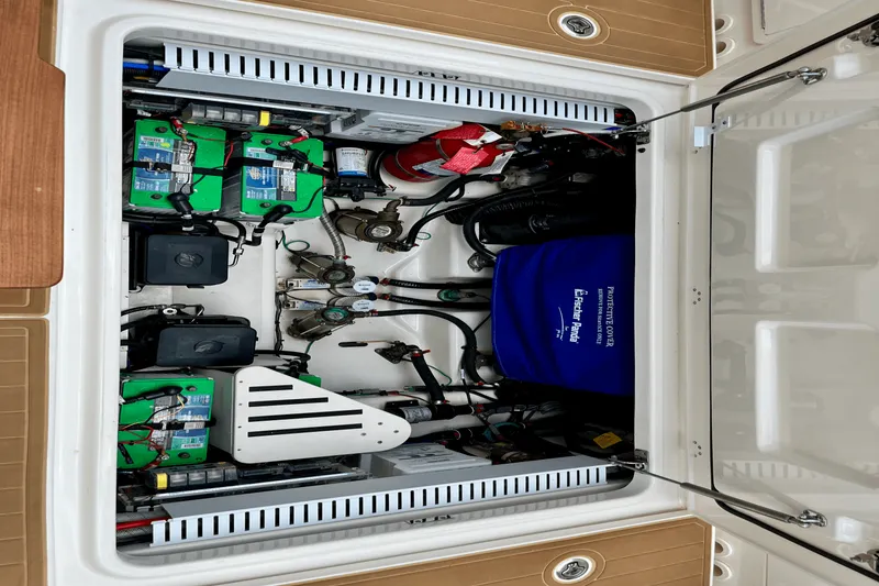 Slide: The Image of Boston Whaler 380 REALM 2022 - 29