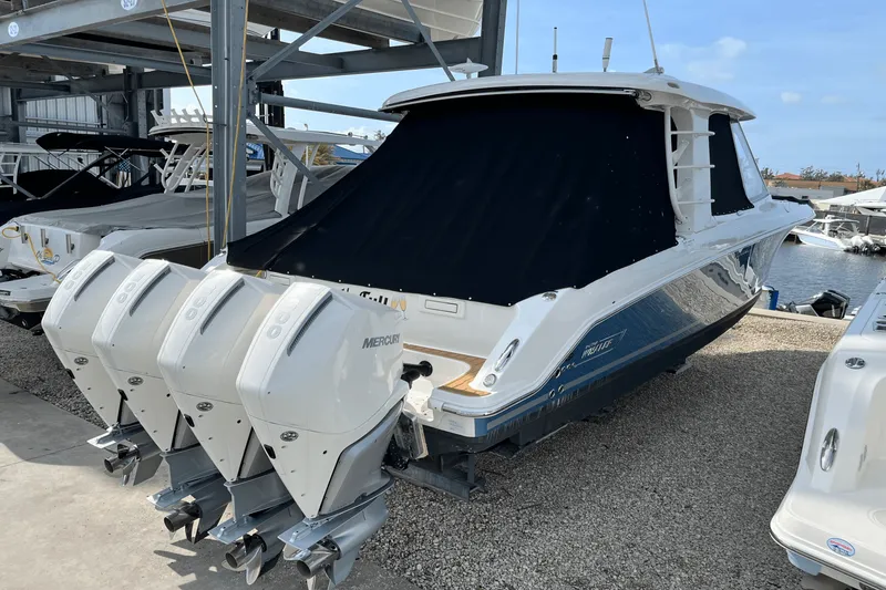 Slide: The Image of Boston Whaler 380 REALM 2022 - 31