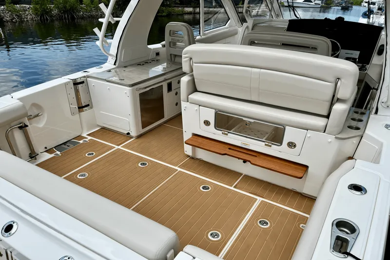 Slide: The Image of Boston Whaler 380 REALM 2022 - 4