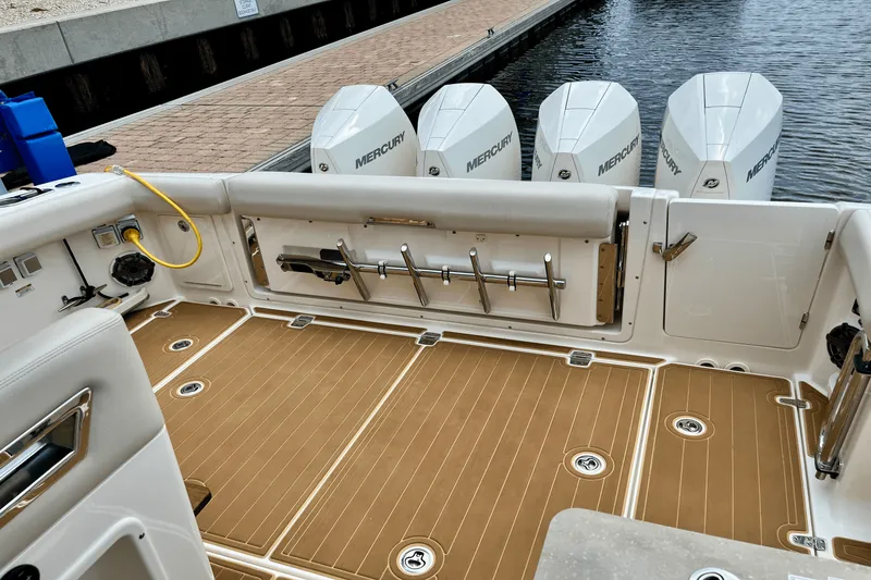 Slide: The Image of Boston Whaler 380 REALM 2022 - 6