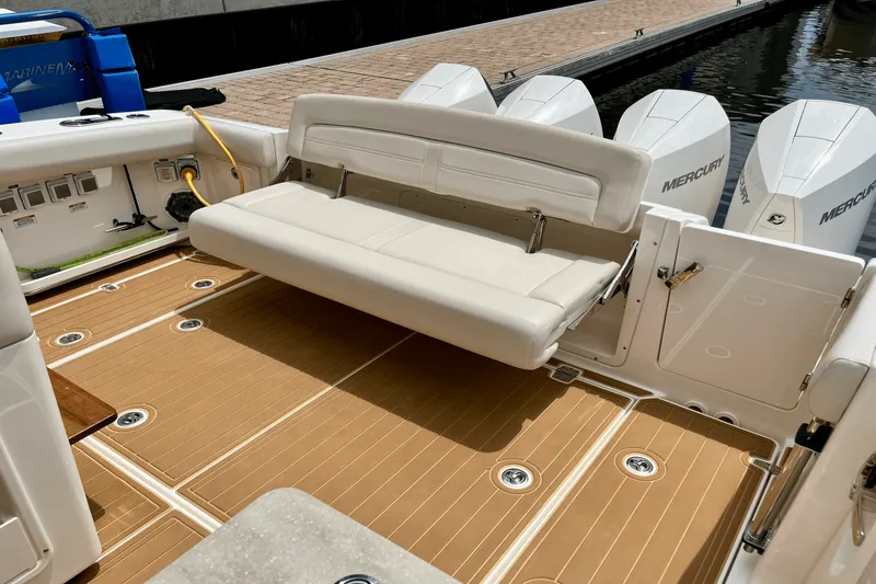 Slide: The Image of Boston Whaler 380 REALM 2022 - 7