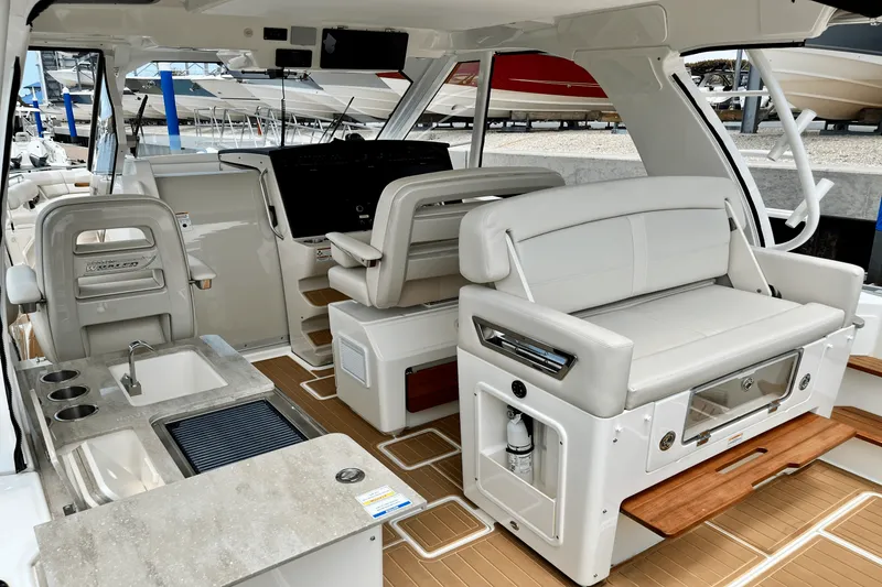 Slide: The Image of Boston Whaler 380 REALM 2022 - 9