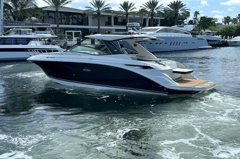 Slide: The Image of Sea Ray 320 SUNDANCER IO 2020 - 10