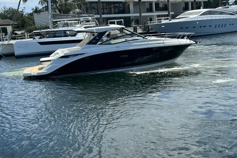 Slide: The Image of Sea Ray 320 SUNDANCER IO 2020 - 13