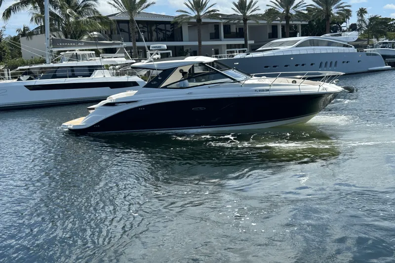 Slide: The Image of Sea Ray 320 SUNDANCER IO 2020 - 14