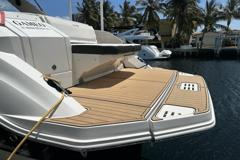 Slide: The Image of Sea Ray 320 SUNDANCER IO 2020 - 16