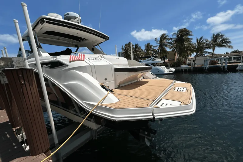 Slide: The Image of Sea Ray 320 SUNDANCER IO 2020 - 17