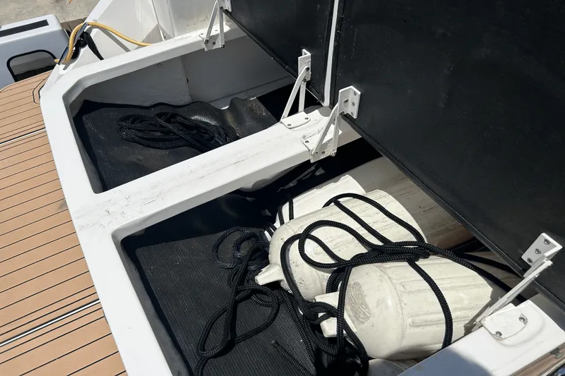 Slide: The Image of Sea Ray 320 SUNDANCER IO 2020 - 19