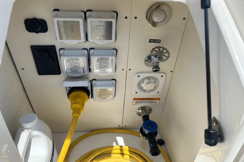 Slide: The Image of Sea Ray 320 SUNDANCER IO 2020 - 20