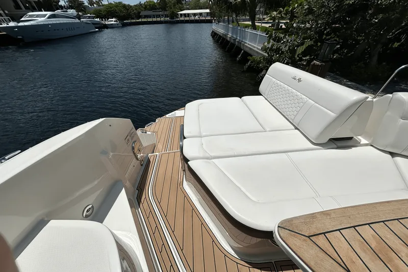 Slide: The Image of Sea Ray 320 SUNDANCER IO 2020 - 21