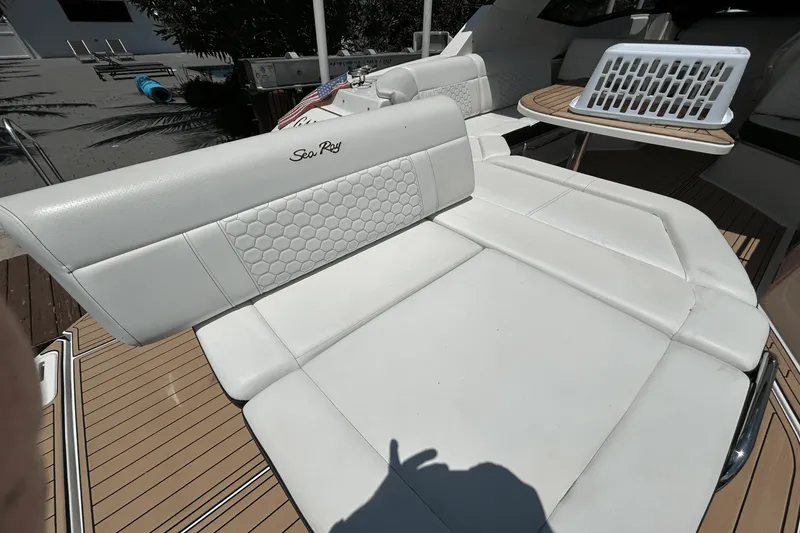 Slide: The Image of Sea Ray 320 SUNDANCER IO 2020 - 22