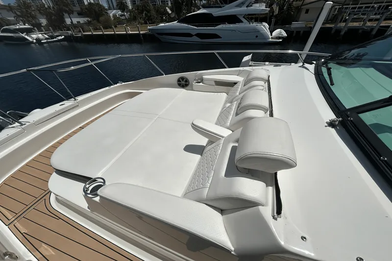 Slide: The Image of Sea Ray 320 SUNDANCER IO 2020 - 23