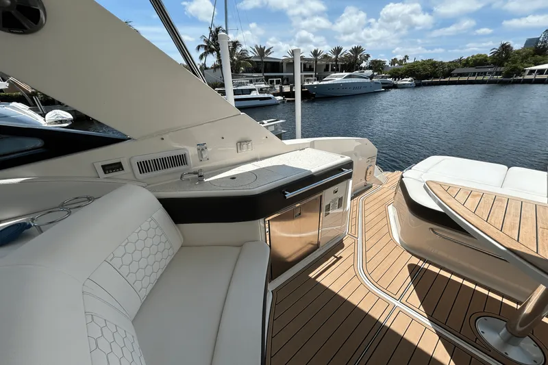 Slide: The Image of Sea Ray 320 SUNDANCER IO 2020 - 24