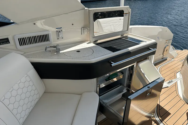 Slide: The Image of Sea Ray 320 SUNDANCER IO 2020 - 25