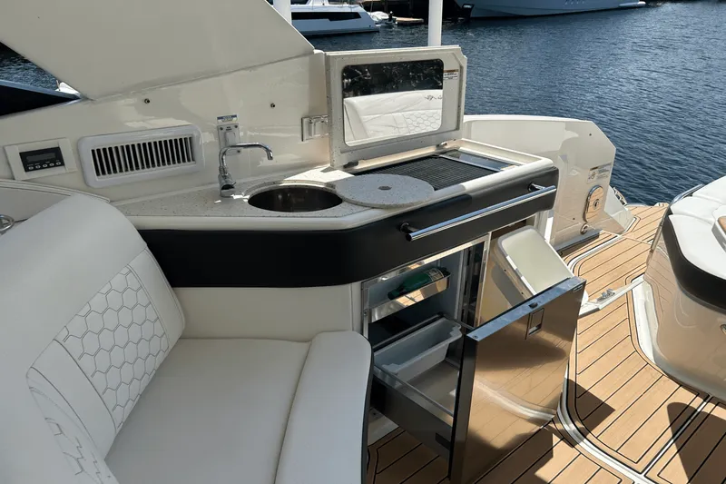 Slide: The Image of Sea Ray 320 SUNDANCER IO 2020 - 26