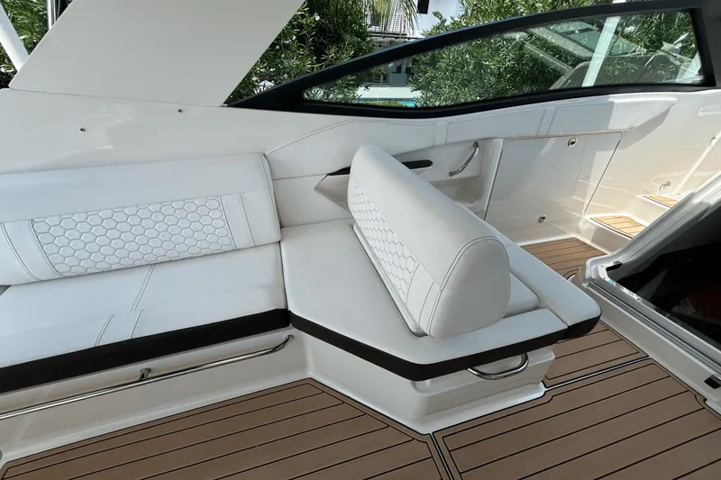 Slide: The Image of Sea Ray 320 SUNDANCER IO 2020 - 29