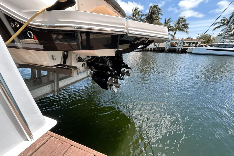 Slide: The Image of Sea Ray 320 SUNDANCER IO 2020 - 3